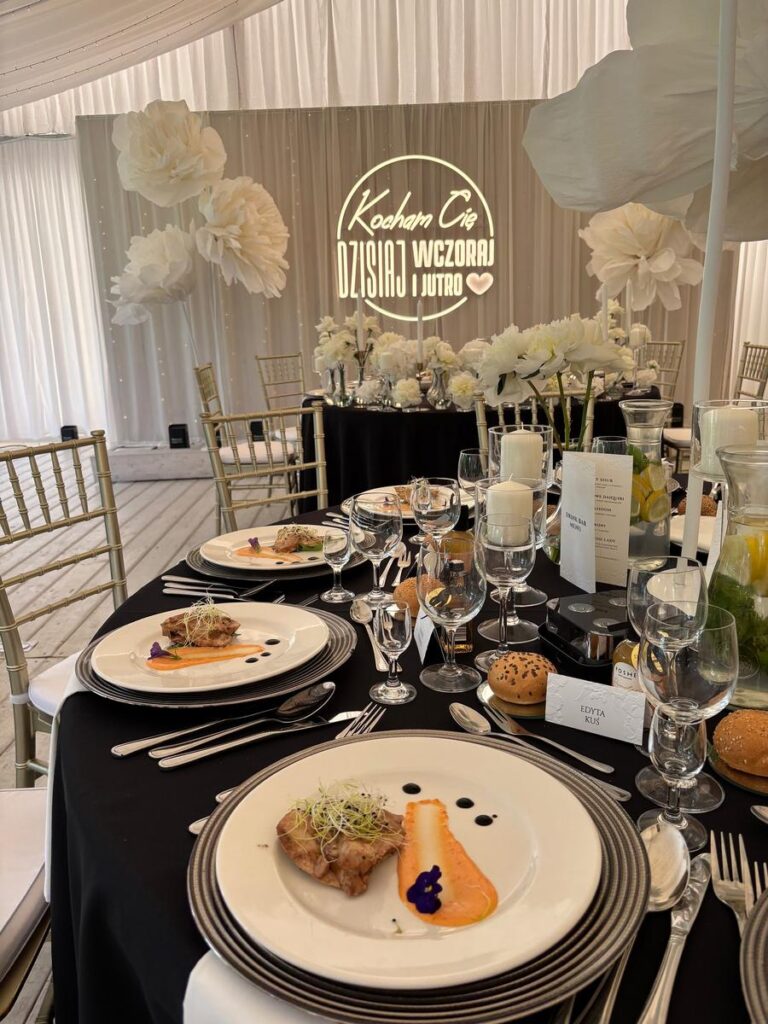 Brzoskwinia Ogród i biało-czarna kolorystyka na weselu