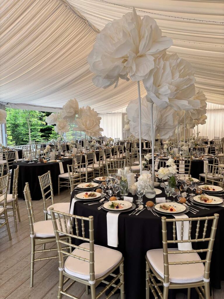 Brzoskwinia Ogród i biało-czarna kolorystyka na weselu