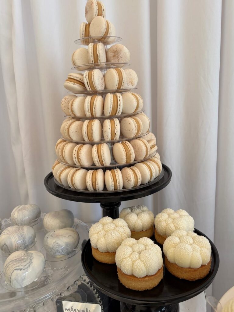 Brzoskwinia Ogród i biało-czarna kolorystyka na weselu