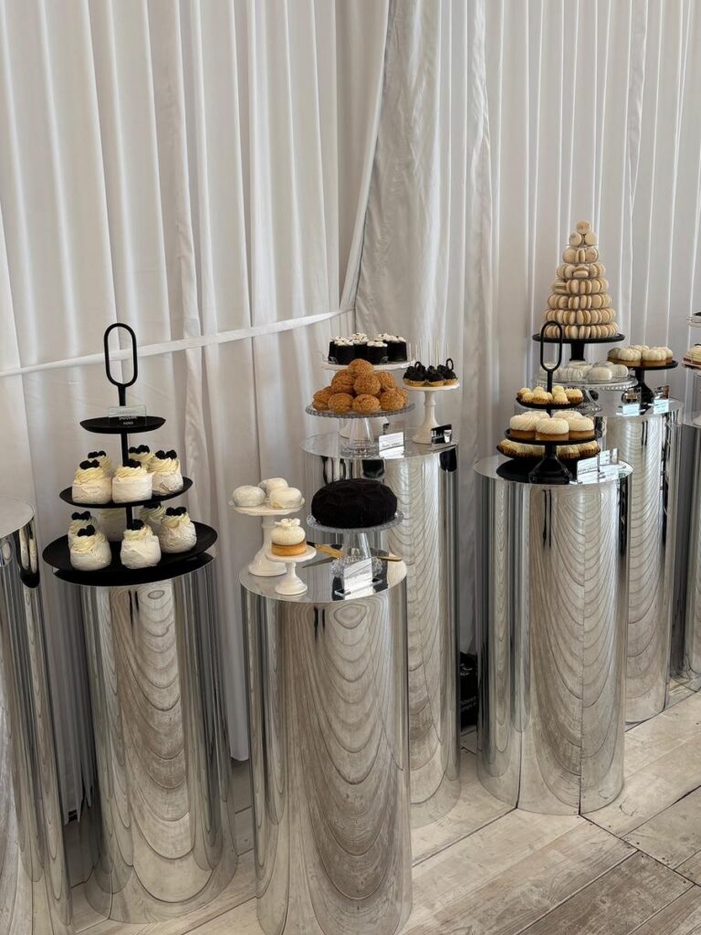 Brzoskwinia Ogród i biało-czarna kolorystyka na weselu