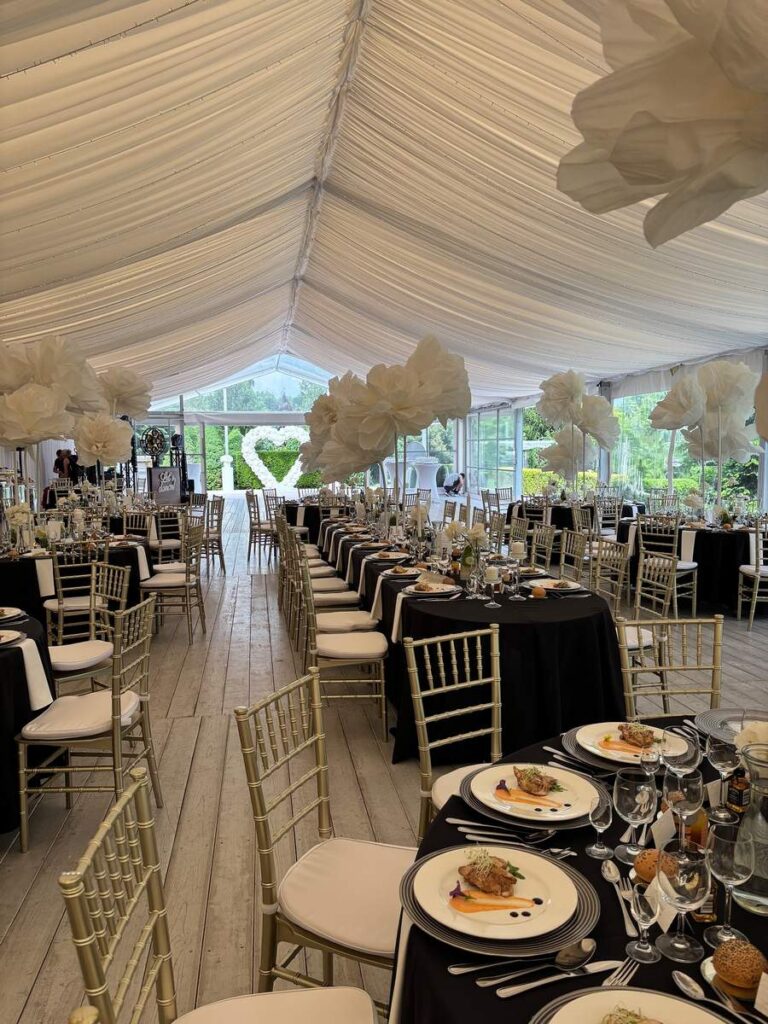 Brzoskwinia Ogród i biało-czarna kolorystyka na weselu