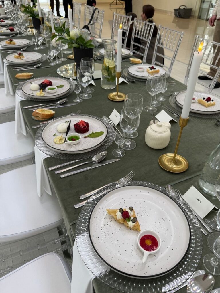 Oliwkowozielone obrusy we wnętrzach Triany