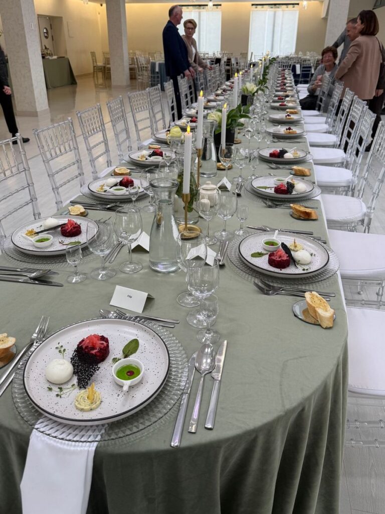 Oliwkowozielone obrusy we wnętrzach Triany