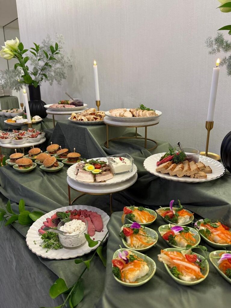 Oliwkowozielone obrusy na przyjęciu urodzinowym