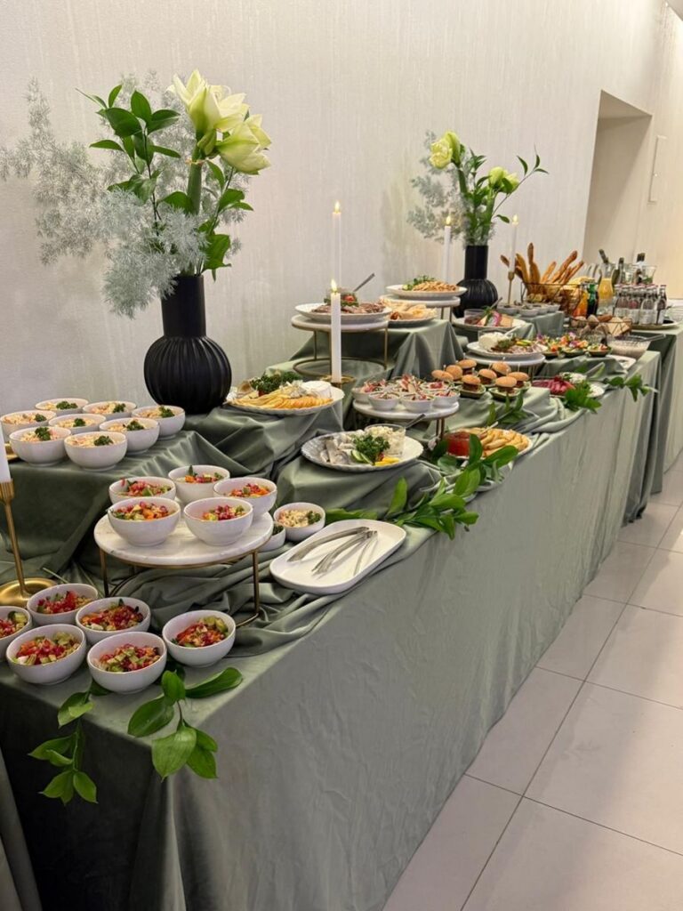 Oliwkowozielone obrusy na przyjęciu urodzinowym