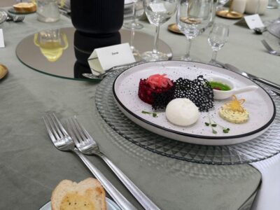 Oliwkowozielone obrusy na przyjęciu urodzinowym