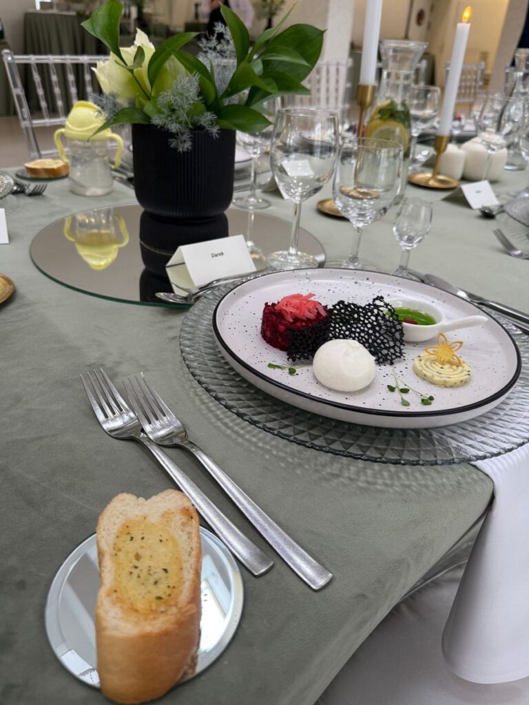 Oliwkowozielone obrusy na przyjęciu urodzinowym